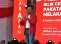AMIRUDIN Shari berucap ketika merasmikan Bilik Gerakan Utama Pakatan Harapan Melaka di Bukit Baru, hari ini. - UTUSAN/AMRAN MULUP