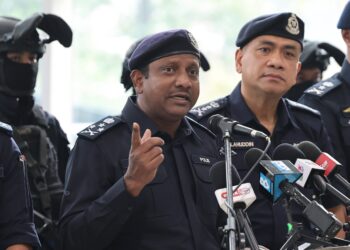 HUSSEIN Omar Khan dalam sidang akhbar di Kontinjen Polis Kuala Lumpur di sini hari ini. 