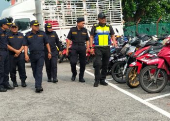 ZULKIFLY Ismail (kanan) memeriksa sebahagian daripada motosikal yang disita menerusi Ops PeWA yang dijalankan di sekitar George Town, Pulau Pinang, hari ini.-UTUSAN/SAFINA RAMLI
