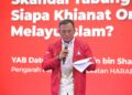 AMIRUDIN Shari berucap pada ‘Ceramah Umum Skandal TH: Siapa Khianat Orang Melayu Islam?’ di Bilik Gerakan Utama PH di Bukit Baru, Melaka malam tadi. - UTUSAN/AMRAN MULUP