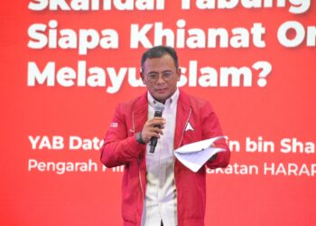 AMIRUDIN Shari berucap pada ‘Ceramah Umum Skandal TH: Siapa Khianat Orang Melayu Islam?’ di Bilik Gerakan Utama PH di Bukit Baru, Melaka malam tadi. - UTUSAN/AMRAN MULUP