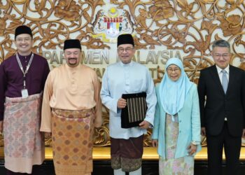 PERDANA Menteri, Datuk Seri Anwar Ibrahim (tengah) tiba di Parlimen bagi membentangkan Belanjawan 2027 di sini hari ini. -UTUSAN/AMIR KHALID