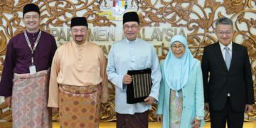 PERDANA Menteri, Datuk Seri Anwar Ibrahim (tengah) tiba di Parlimen bagi membentangkan Belanjawan 2027 di sini hari ini. -UTUSAN/AMIR KHALID