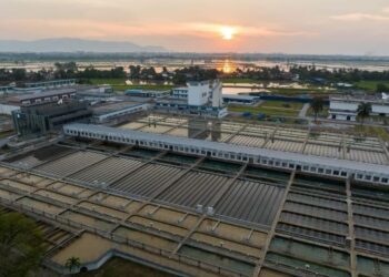 OPERASI di Loji Rawatan Air (LRA) Sungai Dua di Butterworth, Pulau Pinang terhenti akibat gangguan bekalan elektrik secara tiba-tiba, malam tadi.-GAMBAR/PBAPP