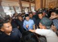 ANWAR Ibrahim menyantuni jemaah selepas hadir menunaikan solat Jumaat di Masjid Putra, Putrajaya. -UTUSAN/FAISOL MUSTAFA