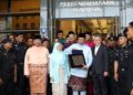 ANWAR Ibrahim menunjukkan buku Belanjawan 2027 di Kementerian Kewangan, Putrajaya. - UTUSAN/FAISOL MUSTAFA