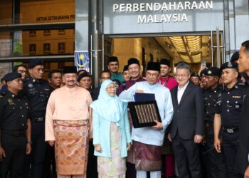 ANWAR Ibrahim menunjukkan buku Belanjawan 2027 di Kementerian Kewangan, Putrajaya. - UTUSAN/FAISOL MUSTAFA