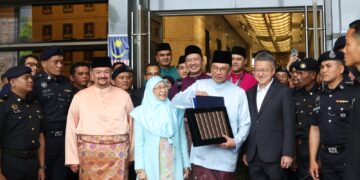 ANWAR Ibrahim menunjukkan buku Belanjawan 2027 di Kementerian Kewangan, Putrajaya. - UTUSAN/FAISOL MUSTAFA