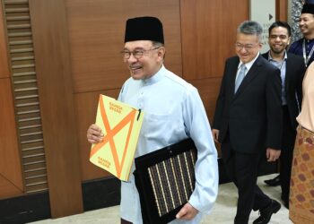 PERDANA Menteri, Datuk Seri Anwar Ibrahim tiba di Parlimen bagi membentangkan Belanjawan 2027 di sini hari ini. -UTUSAN/AMIR KHALID