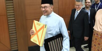 PERDANA Menteri, Datuk Seri Anwar Ibrahim tiba di Parlimen bagi membentangkan Belanjawan 2027. -UTUSAN/AMIR KHALID