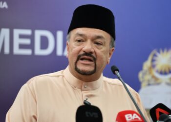 Menteri Ekonomi II, Datuk Seri Amir Hamzah Azizan berucap pada sidang akhbar selepas pembentangan Belanjawan 2027 selesai di Parlimen Malaysia di sini hari ini. GAMBAR - AMIR KHALID