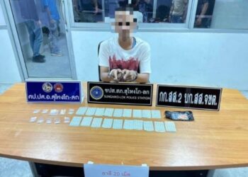 SUSPEK menunjukkan dadah yang dirampas selepas ditahan Polis Thailand dalam serbuan di Sungai Golok, Thailand malam tadi-IHSAN POLIS.