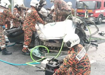 ANGGOTA bomba bertindak mengeluarkan mangsa yang tersepit dalam kemalangan melibatkan dua buah kenderaan di Jalan Ayer Hitam-Yong Peng, Batu Pahat.
