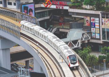 Tren Sistem Transit Rapid (RTS)  melakukan ujian perjalanan bermula dari depoh Wadi Hana ke Singapura melalui rel di Bukit Meldrum, Johor Bahru, baru-baru ini.