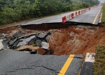 KEJADIAN lubang benam sedalam lapan meter berlaku di laluan FT08 jajaran projek LTU Pakej 3B dan 3C di Jalan Gua Musang-Kota Bharu, Kelantan semalam.-FOTO PENGGUNA JALAN RAYA.