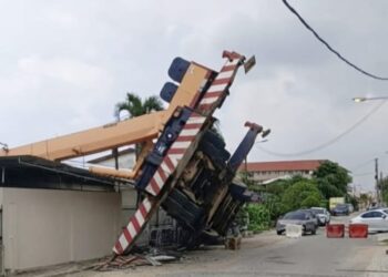 SEBUAH tren dilaporkan terbalik dan menghempap bumbung asrama sebuah pusat jagaan warga emas di Permatang Tinggi, Bukit Mertajam, Pulau Pinang.-IHSAN JBPM PULAU PINANG