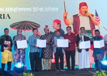 WONG Hon Wai (empat dari kanan) dan Chow Kon Yeow (empat dari kiri) ketika menghadiri Majlis Pengisytiharan Warisan Negeri Kali Kedua Tahun 2026 di George Town, Pulau Pinang.-UTUSAN/SAFINA RAMLI