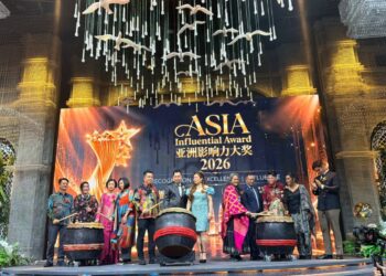 Dr Jann (enam dari kanan) bersama tetamu kenamaan melakukan gimik pelancaran sempena Gala Dinner Influential Award 2026 di Kuala Lumpur.