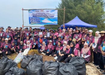 Sijil pengiktirafan MBOR disampaikan oleh
Siti Nurhanim Mohd Noh kepada Perbadanan Labuan.