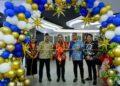 JOHARI Abdul Ghani dan Ketua Pegawai Eksekutif WNB Group, Mohd Firdaus Jamaluddin (dua dari kiri), pada Majlis Perasmian Bayu Seafood by White n Black, di Taman Botani Perdana, di sini hari ini. Foto: SHIDDIEQIIN ZON