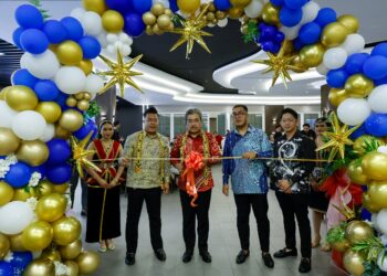 JOHARI Abdul Ghani dan Ketua Pegawai Eksekutif WNB Group, Mohd Firdaus Jamaluddin (dua dari kiri), pada Majlis Perasmian Bayu Seafood by White n Black, di Taman Botani Perdana, di sini hari ini. Foto: SHIDDIEQIIN ZON