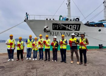 RUZAIDI Mamat (enam dari kiri) ketika hadir pada majlis pelancaran vesel pengangkut Kha Yang 666 di Dermaga Dalam, Butterworth, Pulau Pinang hari ini.