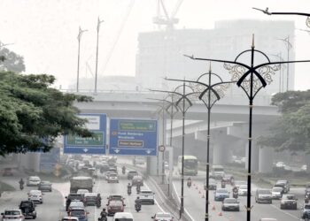 KEADAAN jerebu di Jalan Skudai menghala pusat bandar Johor Bahru. UTUSAN/RAJA JAAFAR ALI
