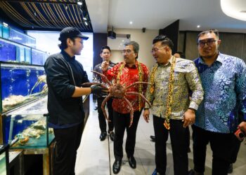 Menteri Pelaburan, Perdagangan dan Industri, Datuk Seri Johari Abdul Ghani dan Ketua Pegawai Eksekutif WNB Group, Mohd Firdaus Jamaluddin (dua dari kanan), pada Majlis Perasmian Bayu Seafood by White n Black, di Taman Botani Perdana, di sini hari ini.-UTUSAN/SHIDDIEQIIN ZON