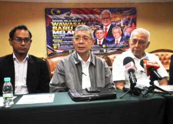 SAIFUDDIN Abdullah bercakap dalam sidang akhbar selepas menghadiri Sidang Meja Bulat Wawasan Baru Melaka di Ayer Keroh, Melaka hari ini. - UTUSAN/AMRAN MULUP