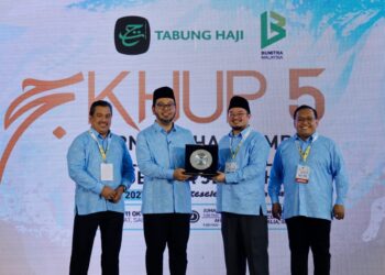 Zulkifli bersama syarikat PJH yang menyertai Karnival Haji, Umrah dan Pelancongan kali ke-5 (KHUP5) di sini hari ini.