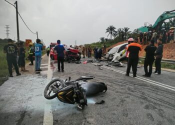 KEADAAN lokasi kemalangan yang meragut nyawa ibu dan anak di di Jalan Gua Musang-Kuala Krai berhampiran Kampung Paloh 3, Gua Musang, Kelantan hari ini.