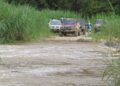 TRAK pikap terkandas selepas tidak dapat menyeberangi Sungai Balar, Gua Musang, Kelantan yang meningkat petang tadi.
