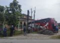 KEADAAN bas ekspres yang merempuh pagar dan surau di SK Bukit Jawa 2, Pasir Puteh, Kelantan hari ini-UTUSAN/YATIMIN ABDULLAH.