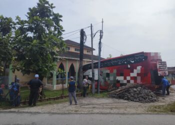 KEADAAN bas ekspres yang merempuh pagar dan surau di SK Bukit Jawa 2, Pasir Puteh, Kelantan hari ini-UTUSAN/YATIMIN ABDULLAH.