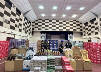 SEBAHAGIAN daripada rokok dan minuman keras yang dirampas oleh Pasukan Polis Marin Wilayah Satu dalam satu serbuan di Kubang Semang, Bukit Mertajam, Pulau Pinang.-GAMBAR/PASUKAN POLIS MARIN WILAYAH SATU