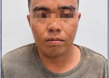POLIS menahan seorang lelaki tempatan berusia yang disyaki terlibat dalam kejadian memukul seorang remaja menggunakan topi keledar di hadapan sebuah premis Inanam, Sabah malam Sabtu lalu.