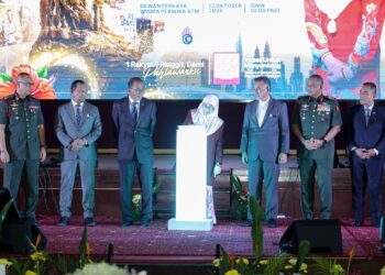 Penaung Kempen Tabung Pahlawan (KTP), Datuk Seri Dr Wan Azizah Wan Ismail (tengah) disaksikan Menteri Pertahanan, Datuk Seri Mohamed Khaled Nordin (tiga kiri) melakukan gimik Peluncuran Kempen Tabung Pahlawan 2026/2027 di Wisma Perwira ATM di sini hari ini.