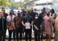 SETIAUSAHA Agung MHO, Datuk Hishamuddin Hashim (tengah) bersama mangsa keldai akaun di hadapan Ibu Pejabat PDRM, Bukit Aman