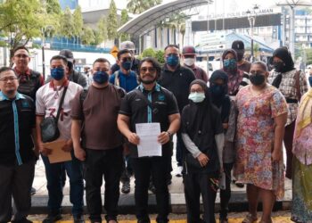 SETIAUSAHA Agung MHO, Datuk Hishamuddin Hashim (tengah) bersama mangsa keldai akaun di hadapan Ibu Pejabat PDRM, Bukit Aman