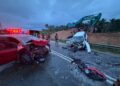 KEADAAN kereta yang terlibat kemalangan sehingga meragut nyawa dua beranak di Kilometer 52, Jalan Gua Musang–Kuala Krai, Gua Musang, Kelantan petang semalam.-IHSAN POLIS