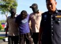 MUHAMMAD Faiz Nazri (dua kiri) dikawal anggota polis ketika dihadapkan ke mahkamah atas pertuduhan mengedar kanabis di Mahkamah Majistret Alor Setar, hari ini.-PIX/SHAHIR NOORDIN