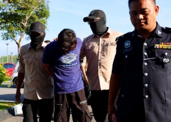 MUHAMMAD Faiz Nazri (dua kiri) dikawal anggota polis ketika dihadapkan ke mahkamah atas pertuduhan mengedar kanabis di Mahkamah Majistret Alor Setar, hari ini.-PIX/SHAHIR NOORDIN