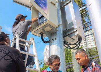 MAZLAN Ishak (dua dari kanan) ketika turut-serta pada sesi pengujian siren SAATNM di Masjid Terapung Tanjung Bungah, George Town, Pulau Pinang hari ini.-UTUSAN/DANIAL SAAD