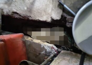 KEADAAN mayat berbalut kain yang dijumpai berada dalam kawasan longkang di Pasar Awam Sama Gagah, Permatang Pauh, Pulau Pinang, hari ini.-GAMBAR/MEDIA SOSIAL