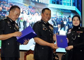JOHOR BAHRU, 13 Oktober - Ketua Polis Johor Datuk Ab. Rahaman Arsad menyampaikan surat penghargaan Ketua Polis Johor kepada salah seorang anggota polis  sempena Majlis Perhimpunan Bulanan Polis Kontinjen Johor di IPK, Johor Bahru disini. UTUSAN/RAJA JAAFAR ALI
Pemberita: Faizal