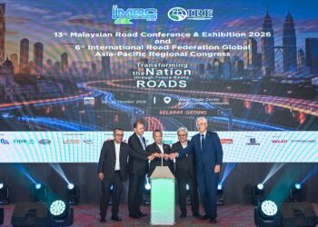 NANTA Linggi (tengah) ketika gimik pada majlis perasmian Persidangan & Pameran Jalan Raya Malaysia Kali Ke-13 (2026) dan Kongres Serantau Asia-Pasifik Persekutuan Jalan Raya Antarabangsa (Global) Kali Ke-16 di Pusat Dagangan Dunia Kuala Lumpur di sini, hari ini. - UTUSAN/SYAKIR RADIN