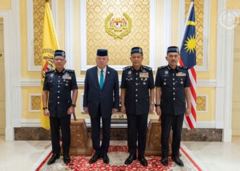 SULTAN Ibrahim Sultan Iskandar berkenan menerima menghadap Ketua Polis Negara, Tan Sri Mohd. Khalid Ismail (dua dari kanan), hari ini.