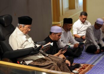 MAHATHIR Mohamad pada majlis bacaan tahlil Allahyarhamah Tun Dr Hasmah Mohd Ali di Yayasan Kepimpinan Perdana, di Putrajaya. - UTUSAN/FAISOL MUSTAFA