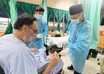 MOHD. Na'im Mpkhtar menyampaikan sumbangan kerusi roda elektrik kepada pesakit mualaf berketurunan sikh di HKL.