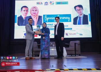 Maizura Mohamad Noor pada sesi pertukaran cenderamata selepas marasmikan persidangan  (MFAIC) 2026 di Kuala Nerus hari ini
